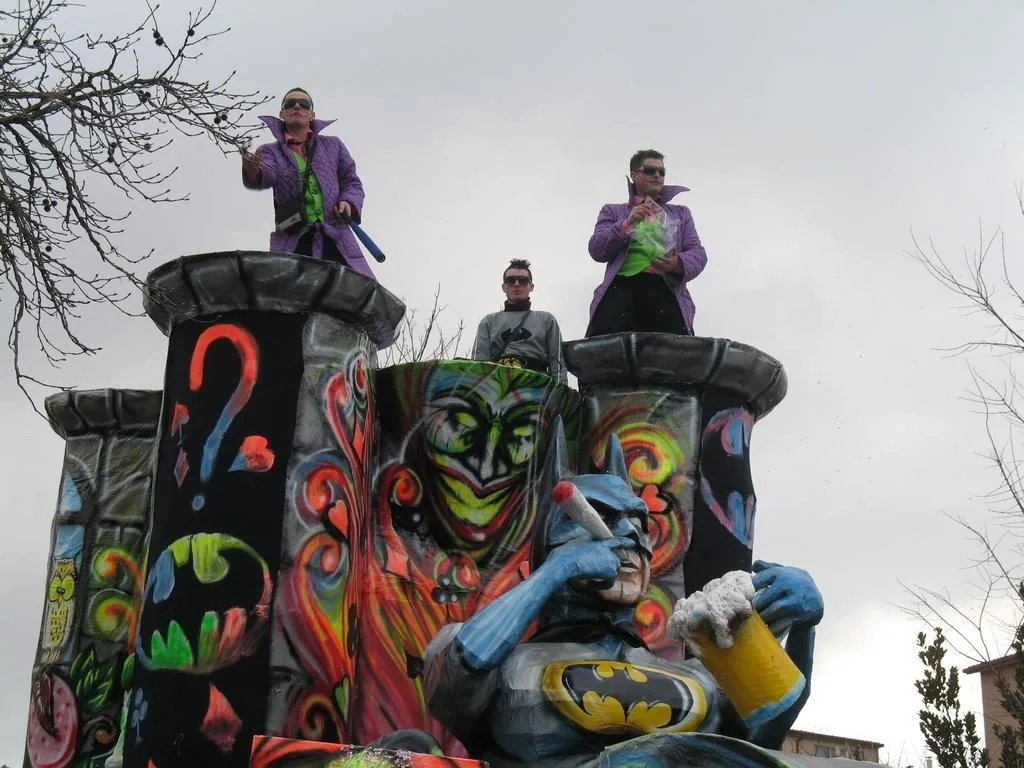 Carro allegorico di cartapesta dai colori vivaci durante una sfilata del Carnevale di Tempio Pausania