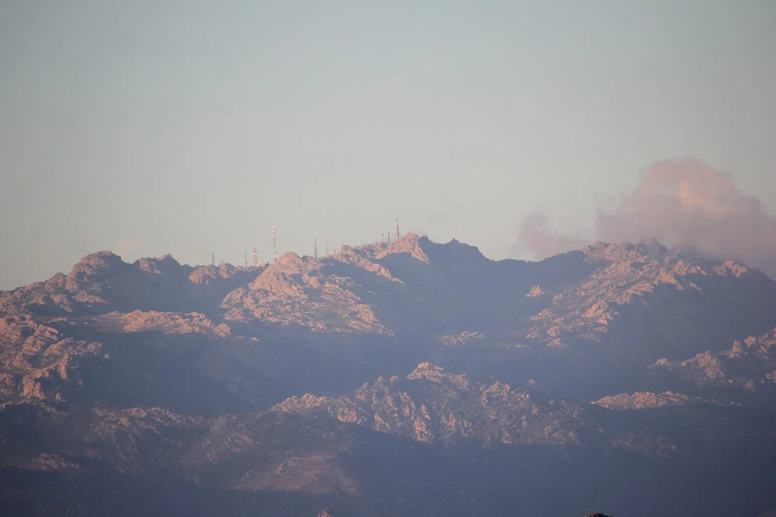 Il crinale granitico del Monte Limbara con le antenne di Punta Balistreri illuminato dalla luce del tramonto