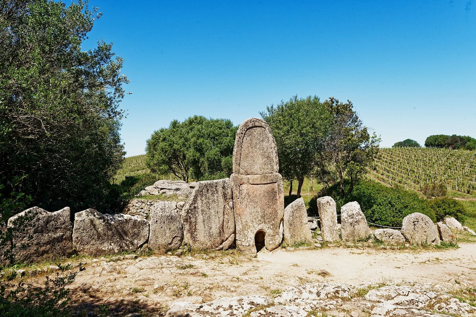 Tomba dei giganti di Coddu Vecchiu ad Arzachena con la grande stele centinata in granito e l'esedra di lastre